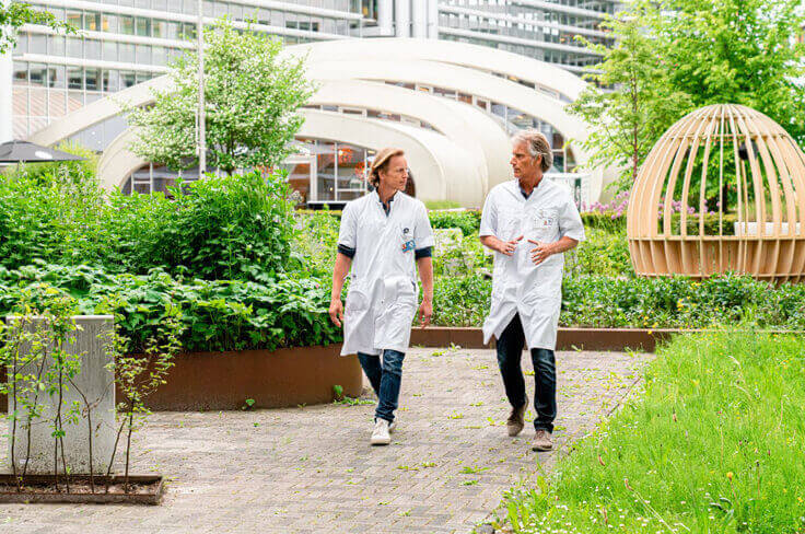 Epke Zonderland en Joost Klaase lopen door tuin bij het UMCG
