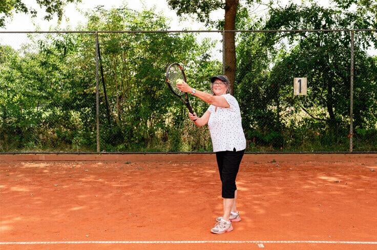 Janneke van Yperen speelt tennis