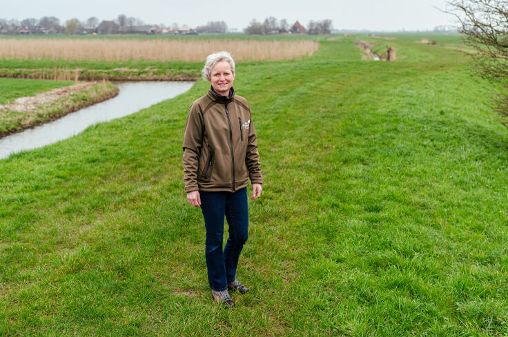 Stefien Smeding, medewerker erfgoed en cultuurhistorie bij It Fryske Gea in een natuurlandschap