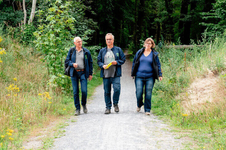 Jan Lieuwe Kuipers loopt op pad door het bos