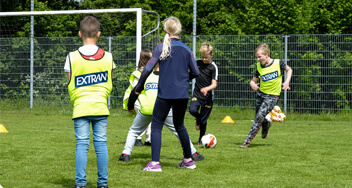 Stichting De Friesland draagt € 600.000 bij aan Leeuwarden Oost, kinderen spelen op een voetbalveld