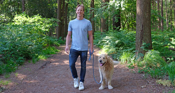 Epke Zonderland wandelt met hond in het bos